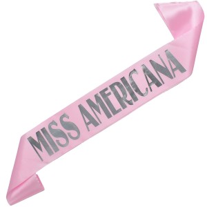 Miss Americana - jasnoróżowa szarfa ze srebrnym nadrukiem