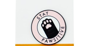 Kocia łapka Stay Pawsitive róż - Zabawna Przypinka Pin
