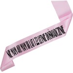 Nie mam 40! Mam 18 lat i 22 letnie doświadczenie - jasnoróżowa szarfa z czarnym nadrukiem