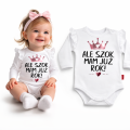 Dziewczynka ubrana w białe body ale szok mam już rok