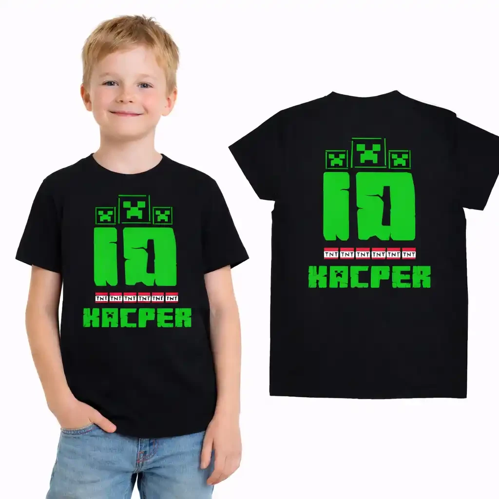 chłopiec ubrany w koszulkę z creeperem, cyfrą 10 i imieniem kacper