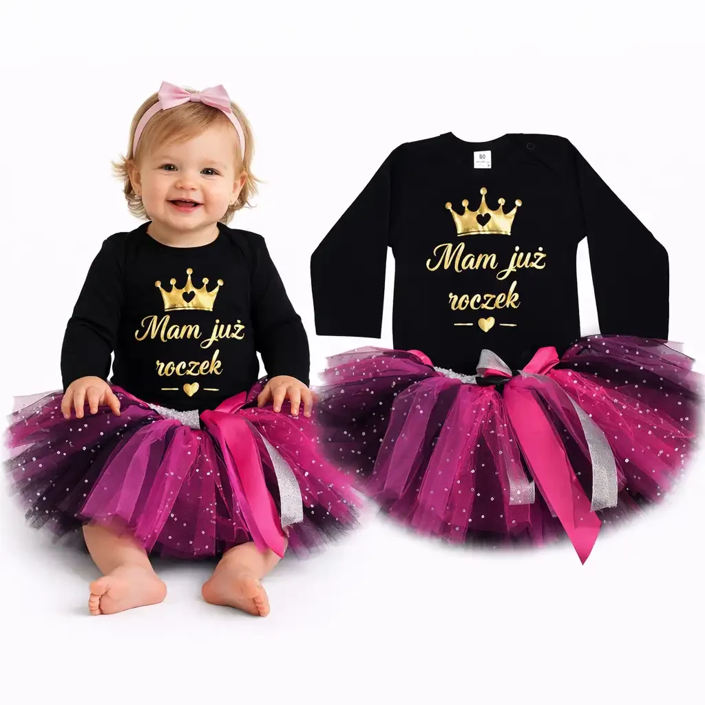 dziewczynka ubrana w komplecik mam już roczek z tiulową tutu