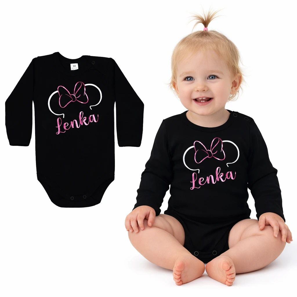 dziewczynka ubrana w czarne body z uszami myszki i imieniem Lenka