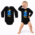 dziecko w body dziecięcym z niebieską cyferką 2 udający pirata