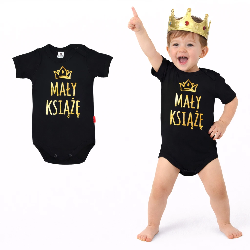 chłopiec w body dziecięcym mały książe, z ręka uniesioną do góry i na głowie nałożoną koroną