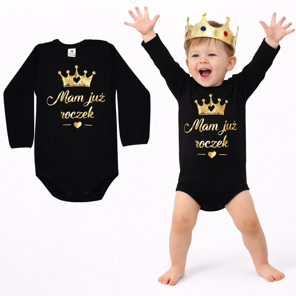 body mam już roczek na chłopcu. Chłopiec unosi ręce do góry i ma założoną koronę
